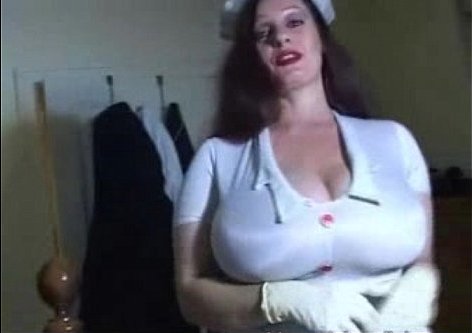 Enfermeira peituda faz punheta de mamas ao paciente